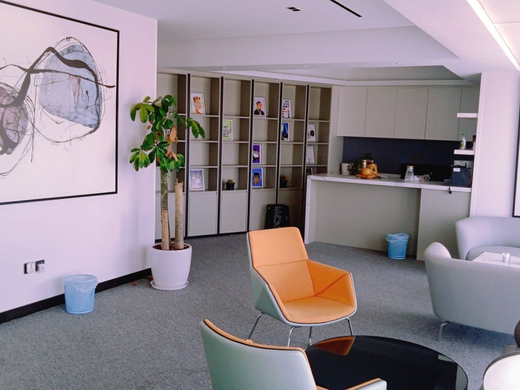 Fairmont Hotel Office for Rent – Fully Furnished with Sea & Palm Views