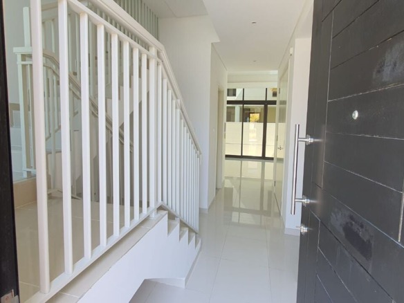 Upgraded 3 bedroom townhouse for rent in Damac Hills with garden and golf view