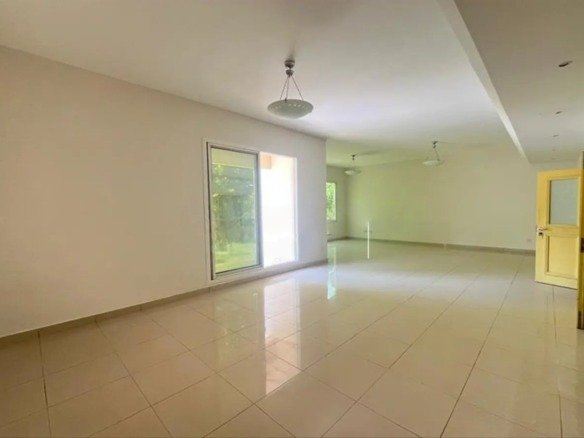 3 bedroom villa for rent in Umm Suqeim with garden and shared amenities