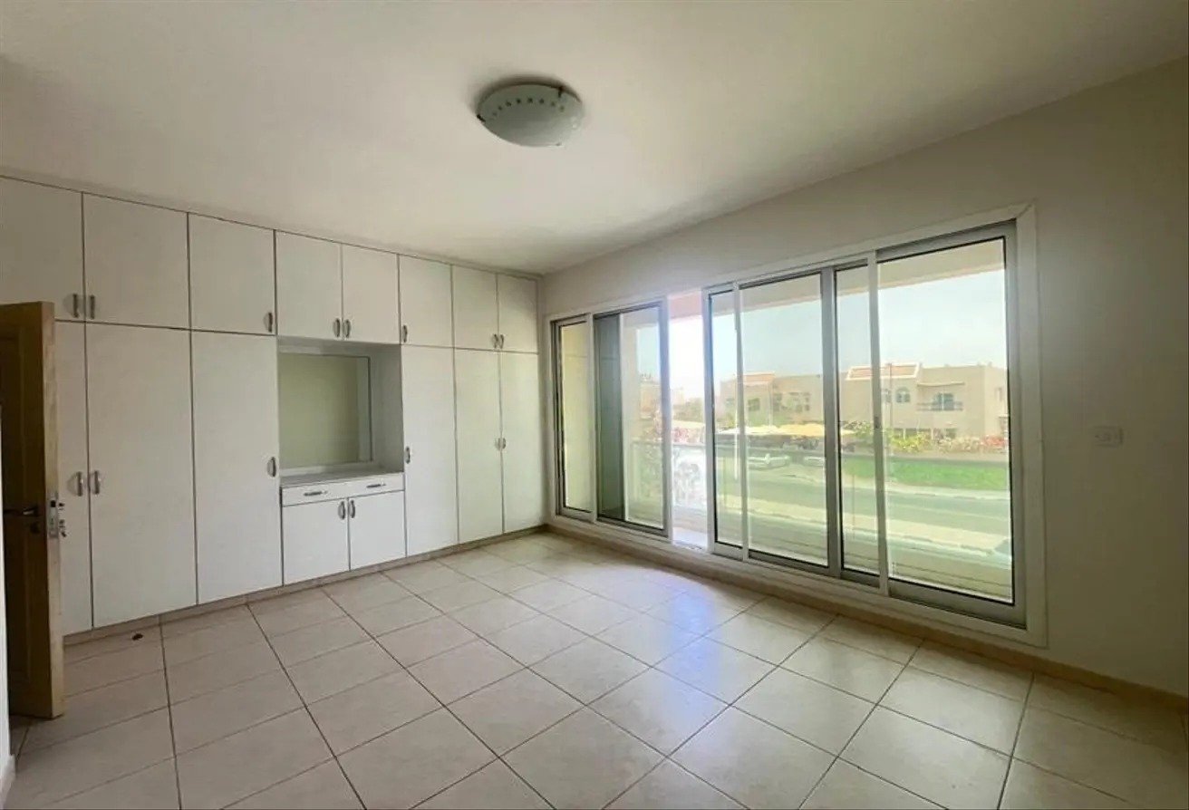 3 bedroom villa for rent in Umm Suqeim with garden and shared amenities