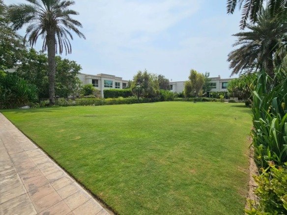 3 bedroom villa for rent in Umm Suqeim with garden and shared amenities