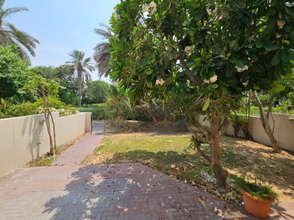 3 bedroom villa for rent in Umm Suqeim with garden and shared amenities