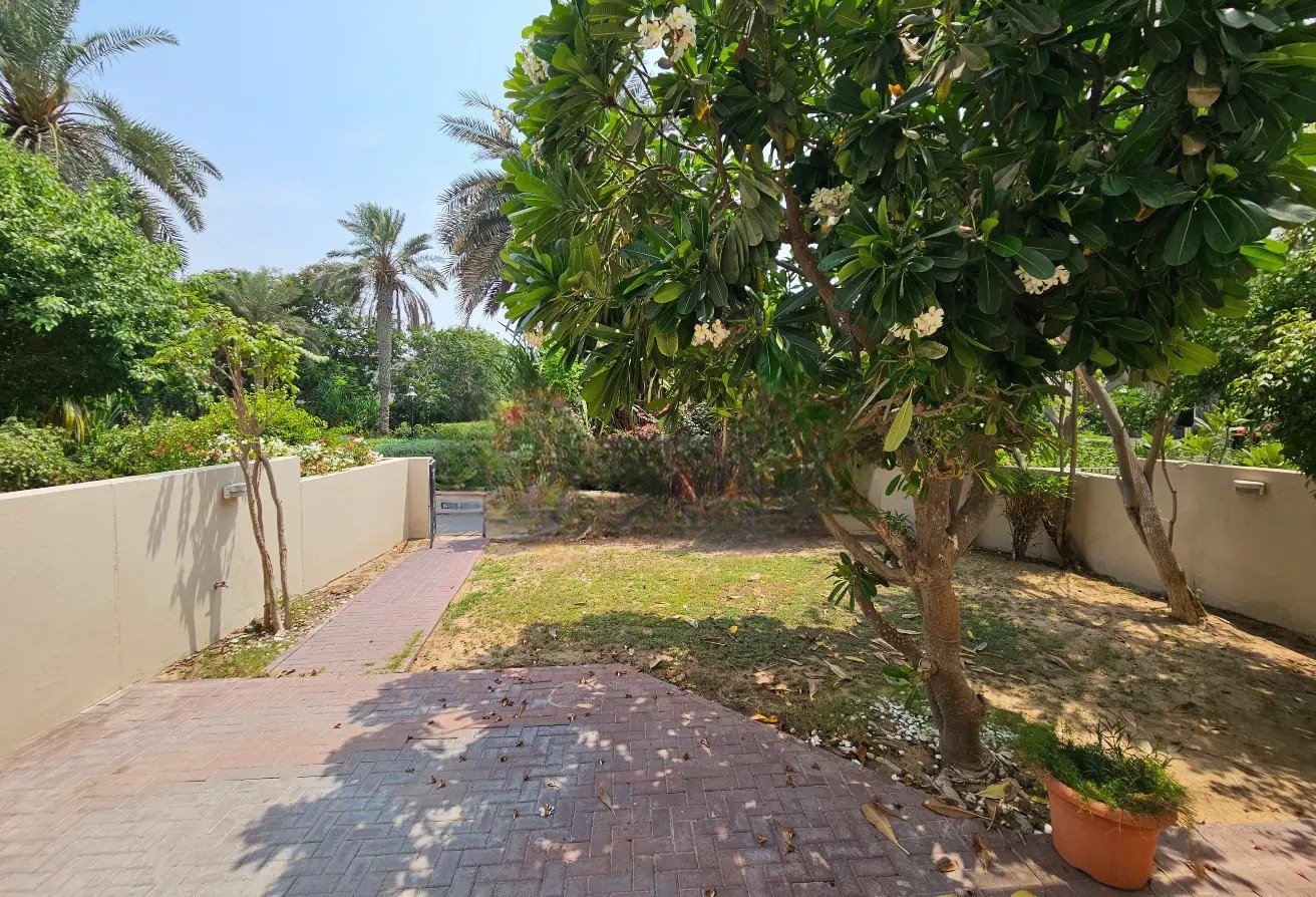3 bedroom villa for rent in Umm Suqeim with garden and shared amenities