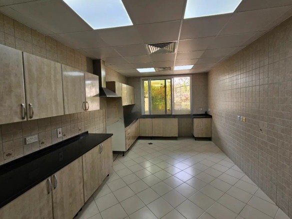 3 bedroom villa for rent in Umm Suqeim with garden and shared amenities