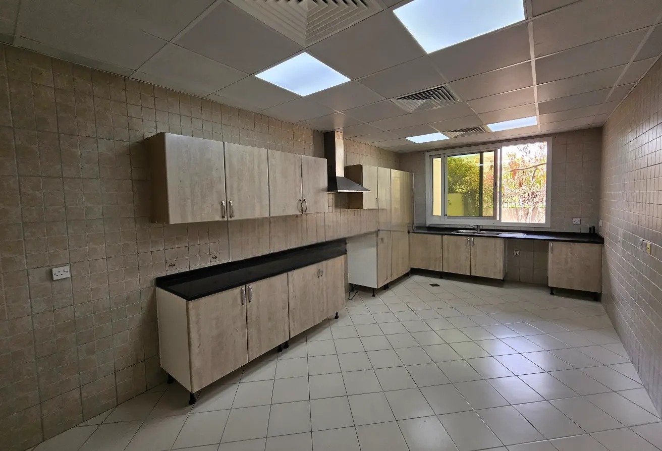 3 bedroom villa for rent in Umm Suqeim with garden and shared amenities