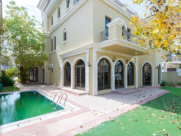 Villa for rent in Garden Homes Palm Jumeirah – 5 bedroom waterfront villa with private beach access