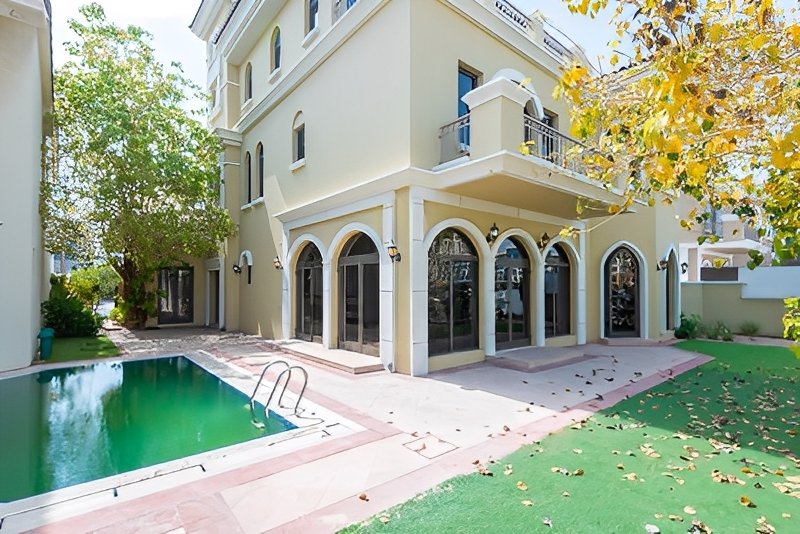 Villa for rent in Garden Homes Palm Jumeirah – 5 bedroom waterfront villa with private beach access