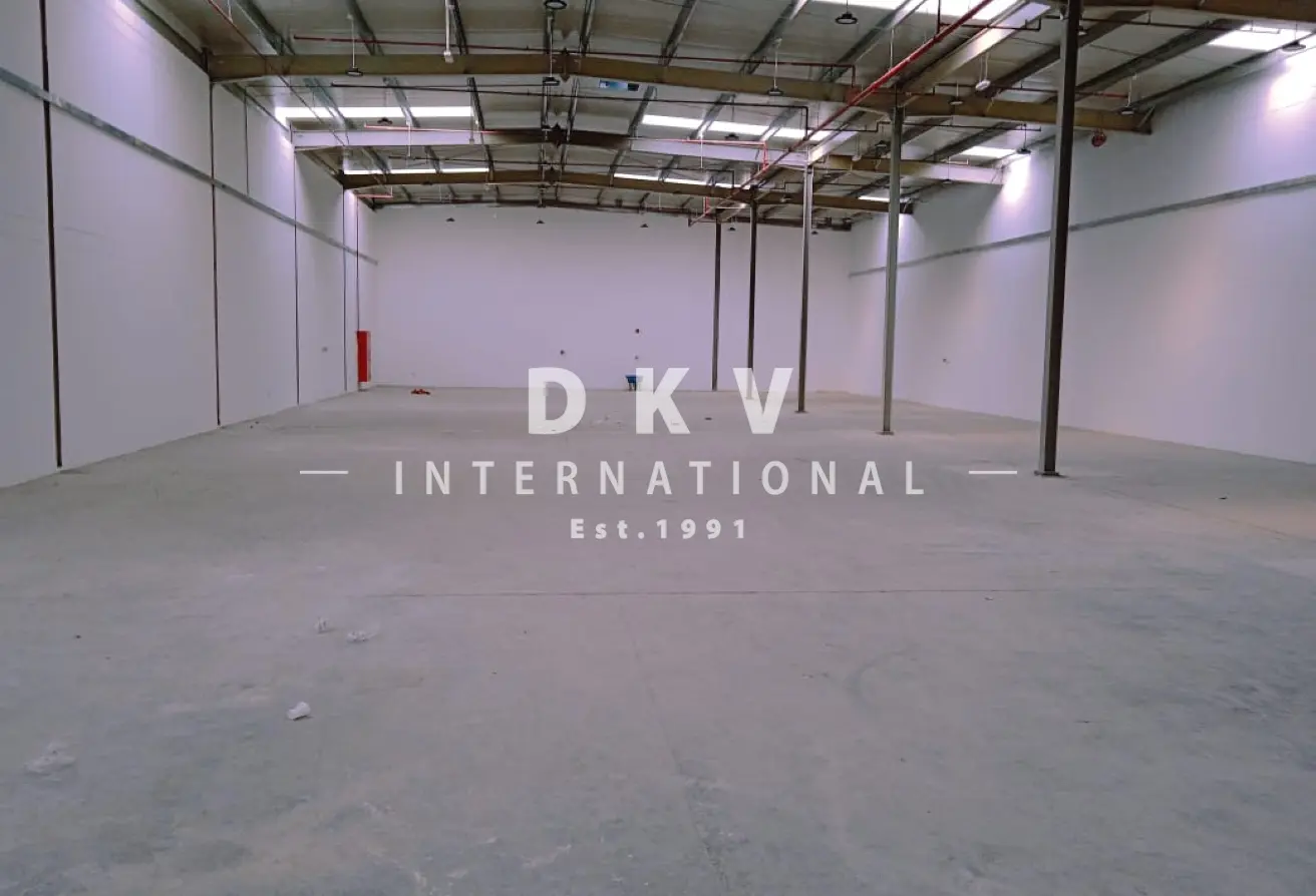 Umm Ramool Warehouse – 10,001 sqft open-plan unit near DXB with no service charge